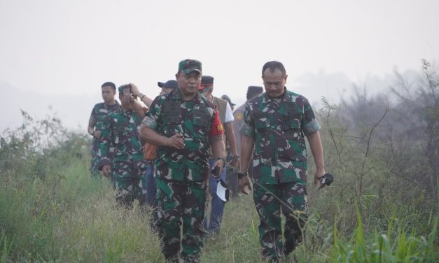 “Respon Cepat” Danrem 042/Gapu Pimpin Langsung Padamkan Api Kebakaran Lahan Gambut