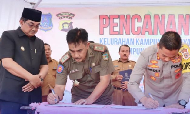 Pencanangan Kampung Bebas dan Bersih dari Narkoba Ditandai Dengan Pemukulan Gong oleh Bupati Tanjab Barat KH. Anwar Sadat Didampingi Kapolres AKBP Padli, SH, SIK, MH Serta Serimoni Pelepasan Balon ke Udara,