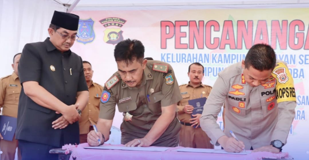 Pencanangan Kampung Bebas dan Bersih dari Narkoba Ditandai Dengan Pemukulan Gong oleh Bupati Tanjab Barat KH. Anwar Sadat Didampingi Kapolres AKBP Padli, SH, SIK, MH Serta Serimoni Pelepasan Balon ke Udara,