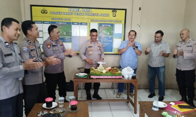 Beri Perhatian Kanitreskrim Polsek Danau Teluk Rayakan Ulang Tahun kepada Kapolsek Danau Teluk Iptu Moh Choiril Umam Fauzi SH MH Tahun 2023