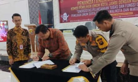 Kapolresta Jambi Kombes Pol Eko Wahyudi SIK MH menggelar Penandatanganan Pedoman Kerja Teknis KPU Kota Jambi dalam rangka Sinergitas Pelaksanaan Tugas Dan Fungsi Dalam Penyelenggaraan Pemilihan Umum Serta Pemilihan Walikota Jambi dan Wakil Walikota Jambi Tahun 2024