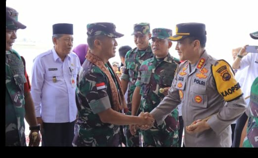 Kapolresta Jambi Kombes Pol Eko Wahyudi SIK MH menyambut langsung kedatangan Pangdam II/Sriwijaya di Bumi Sepucuk Jambi Sembilan Lurah di VVIP Bandara Sultan Thaha Syaifuddin Jambi