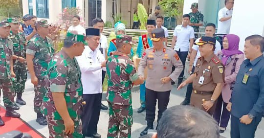 Kapolda Jambi Irjen Pol Drs Rusdi Hartono MSi Menyambut Langsung Kedatangan Pangdam II/Sriwijaya Mayjen TNI Yanuar Adil di Bumi Sepucuk Jambi Sembilan Lurah di VVIP Bandara Sultan Thaha Syaifuddin