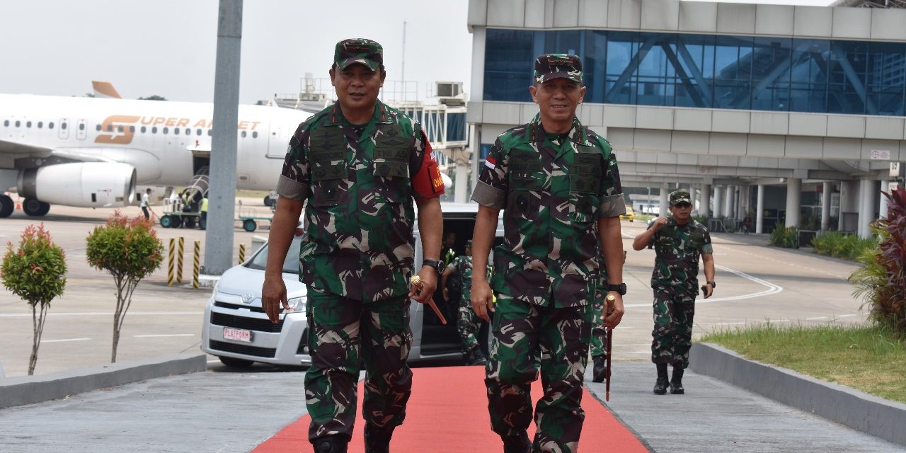 Danrem 042Gapu Brigjen TNI Supriono, S.IP.,M.M. menyambut Pangdam II/Sriwijaya Mayjen TNI Yanuar Adil di Bandara Sultan Thaha Jambi