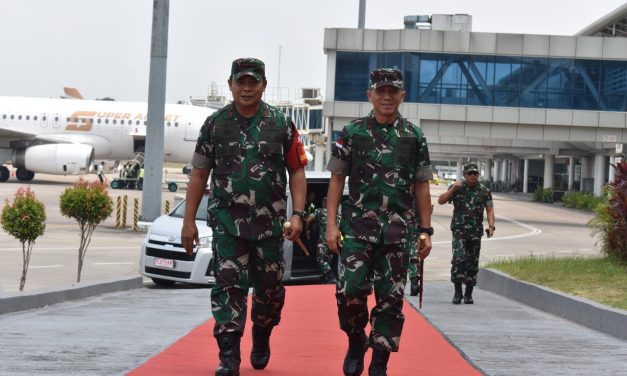 Danrem 042Gapu Brigjen TNI Supriono, S.IP.,M.M. menyambut Pangdam II/Sriwijaya Mayjen TNI Yanuar Adil di Bandara Sultan Thaha Jambi