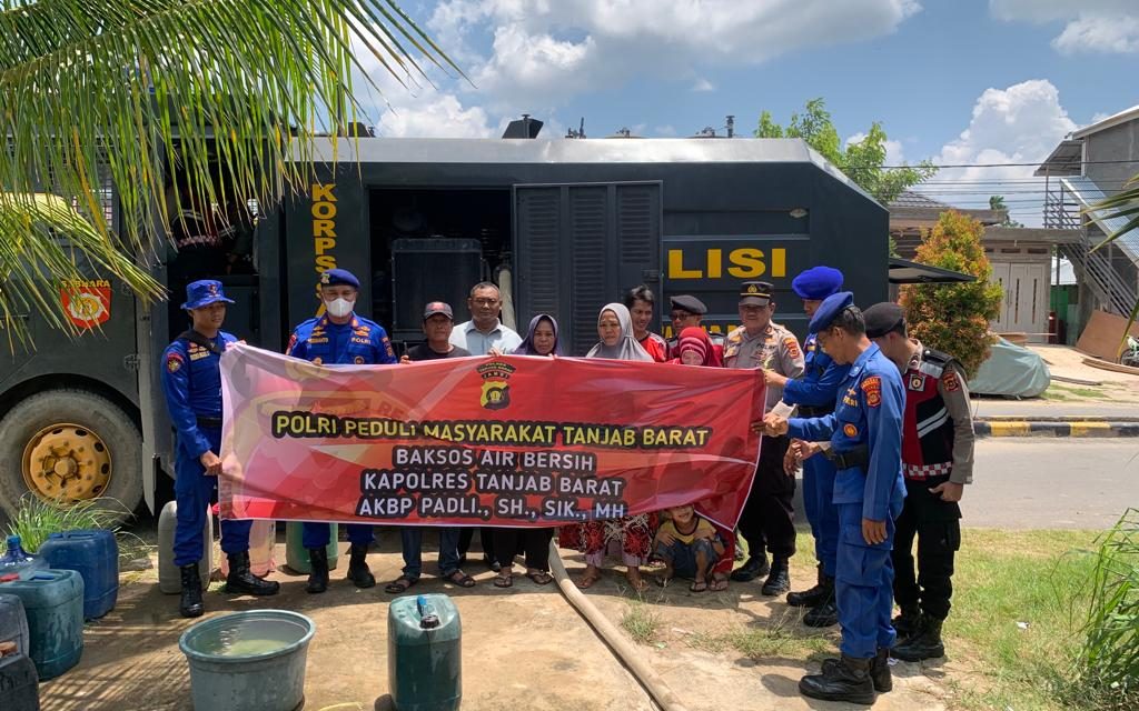 Kapolres Tanjab Barat AKBP Padli SH SIK MH melalui Kasat Binmas AKP Ujang Supran Pimpin Pembagian Air Bersih Gratis.