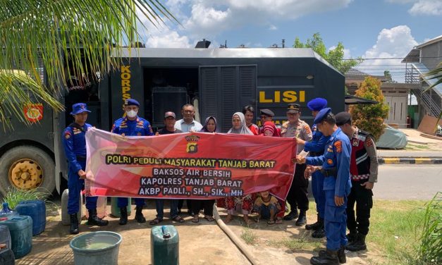 Kapolres Tanjab Barat AKBP Padli SH SIK MH melalui Kasat Binmas AKP Ujang Supran Pimpin Pembagian Air Bersih Gratis.