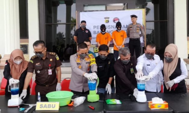 Kapolres Tanjab Barat AKBP Padli SH SIK MH didampingi Satuan Reserse Narkoba Polres Tanjung Jabung Barat memusnahkan 1 kg narkoba jenis sabu