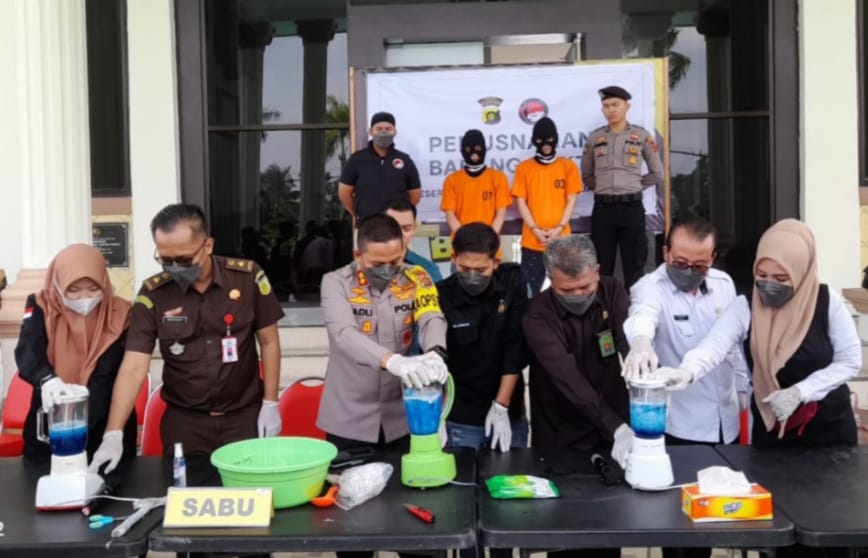 Kapolres Tanjab Barat AKBP Padli SH SIK MH didampingi Satuan Reserse Narkoba Polres Tanjung Jabung Barat memusnahkan 1 kg narkoba jenis sabu