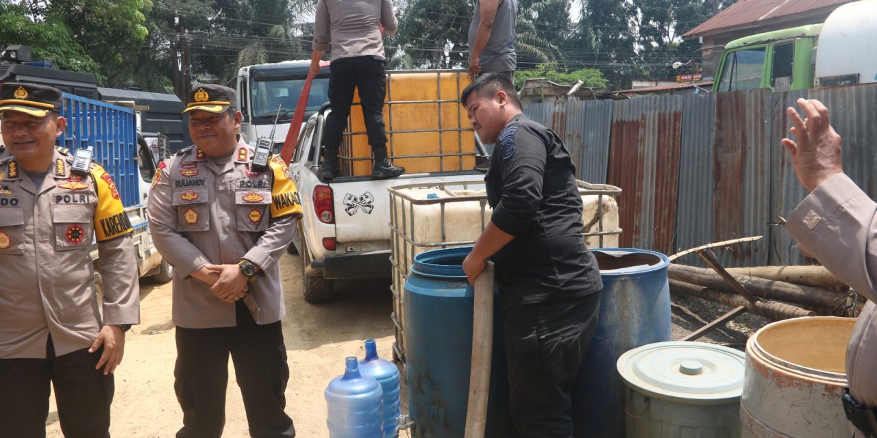 Polda Jambi kembali memberikan Pembagian Air Bersih Kepada Masyarakat yang terdampak kekeringan saat musim kemarau saat ini.