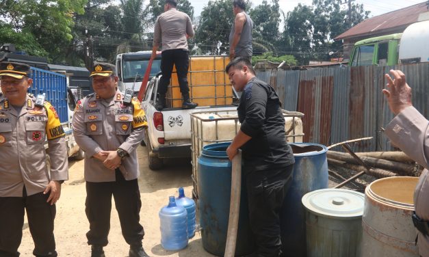 Polda Jambi kembali memberikan Pembagian Air Bersih Kepada Masyarakat yang terdampak kekeringan saat musim kemarau saat ini.