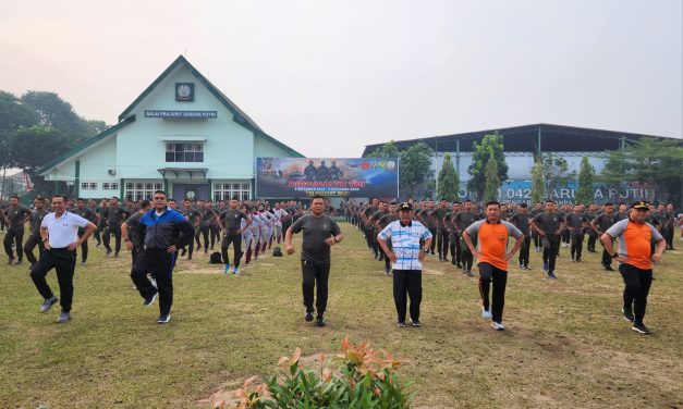 Dalam Rangka Menyambut dan Memeriahkan HUT TNI Ke-78 yang jatuh pada tanggal 5 Oktober 2023 mendatang, Korem 042/Gapu menggelar olahraga bersama Senam SKJ 88 dan Bakti Sosial dan Kesehatan di Makorem 042 Gapu