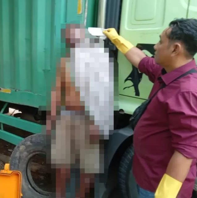 Warga Tempino, Kecamatan Mestong, Kabupaten Muaro Jambi dihebohkan oleh penemuan seorang sopir truk kontainer warna hijau tewas gantung diri