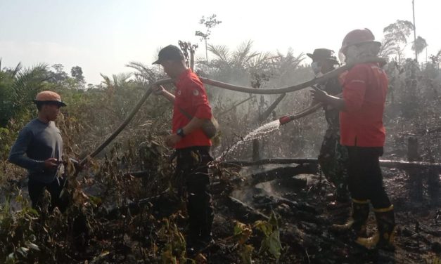 Memastikan Api Benar-Benar Padam, Kodim 0420/Sarko Melanjutkan Pemadaman Sampai Malam Hari