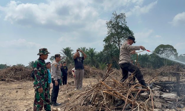 Kapolsek Bahar Selatan bersama Kanitreskrim Polsek Bahar selatan langsung Pendinginan dilokasi lahan yang terbakar di RT 02 Dusun 1 Desa Tanjung Lebar Kecamatan Bahar Selatan Kabupaten Muaro Jambi