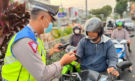 Satlantas Polresta Jambi Peduli Kesehatan Bagi-Bagi Masker Kepada Pengendara Roda Dua Tahun 2023