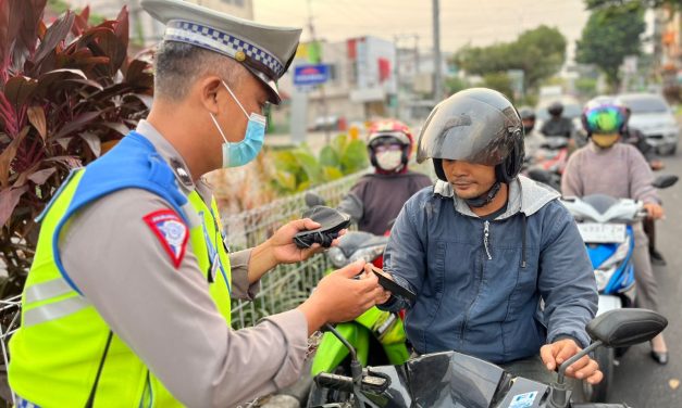 Satlantas Polresta Jambi Peduli Kesehatan Bagi-Bagi Masker Kepada Pengendara Roda Dua Tahun 2023