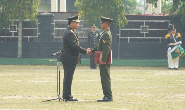 Komandan Korem 042/Garuda Putih Brigjend TNI Supriono, S.IP., M.M, memimpin Upacara Puncak Peringatan HUT Ke-78 TNI Tahun 2023