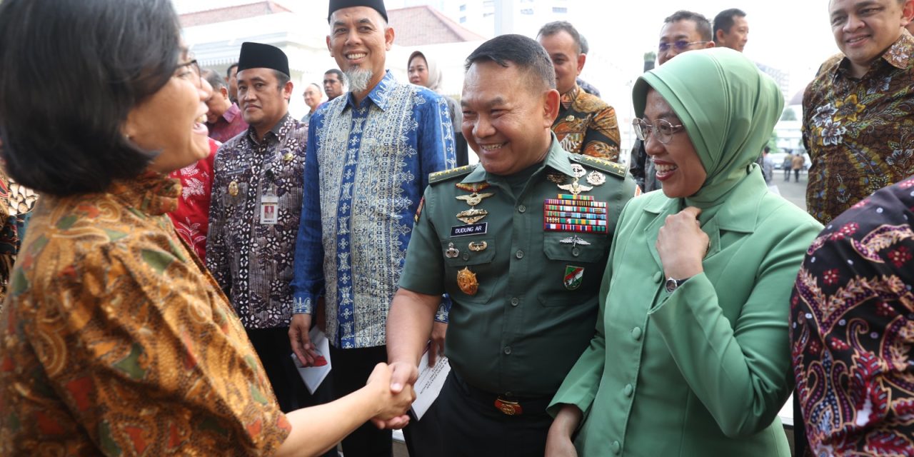 Atas Kontribusi Luar Biasanya, Kasad dan Ketum Persit KCK Terima Penghargaan Bapak dan Bunda Asuh Anak Stunting