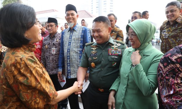 Atas Kontribusi Luar Biasanya, Kasad dan Ketum Persit KCK Terima Penghargaan Bapak dan Bunda Asuh Anak Stunting