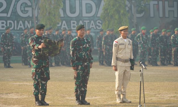Kepala Staf Korem 042/Gapu Kolonel Inf Ali Aminudin S.E., M.M membacakan Amanat Panglima TNI Laksamana TNI Yudo Margono, S.E., M.M pada Upacara Bendera Tanggal 17 Oktober 2023
