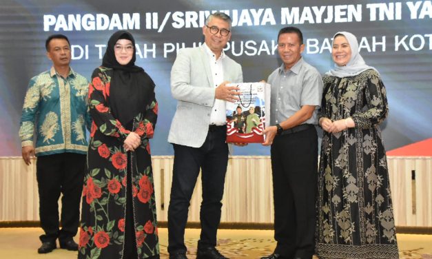 Pangdam ll/Swj Mayjen TNI Yanuar Adil dan Ibu Ketua Persit KCK PD II/Swj Ny. Nurmila Yanuar Adil beserta rombongan menghadiri undangan silaturahmi dengan Walikota Jambi