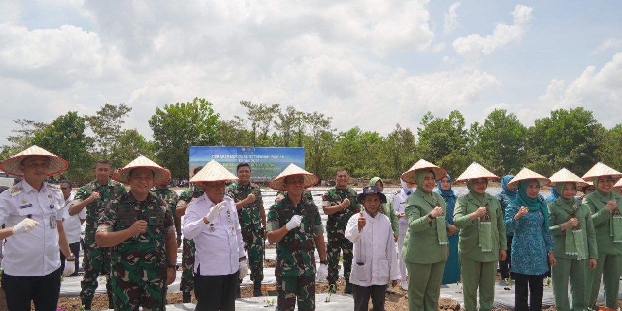 Pangdam II/SWJ Ikuit Tanam Perdana Cabe Di Jambi