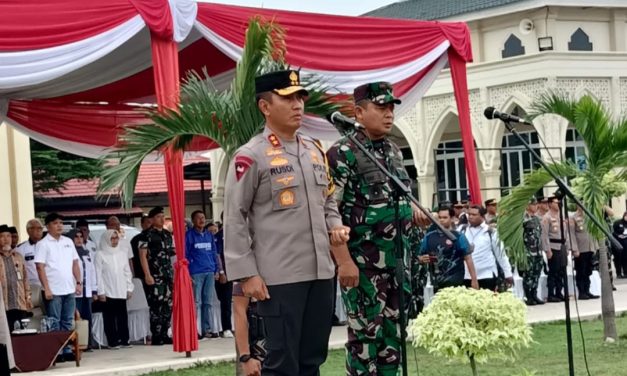 Kapolda Jambi Irjen Pol Rusdi Hartono MSi di Dampingi Danrem 042/Gapu Brigjen TNI Supriono SIP MM menggelar Apel Kebangsaan dan Deklarasi Pemilu Damai 2024 wilayah Provinsi Jambi demi mewujudkan Pemilu yang aman , damai, sejuk dan bermartabat Tahun 2023