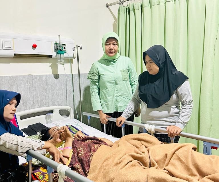 Wakil ketua bidang perempuan & anak partai PPP DR Nasta Trilaksmi besuk korban dugaan pemerkosaan di RSUD Raden Mattaher Jambi menunjukkan kepeduliannya terhadap masyarakat.
