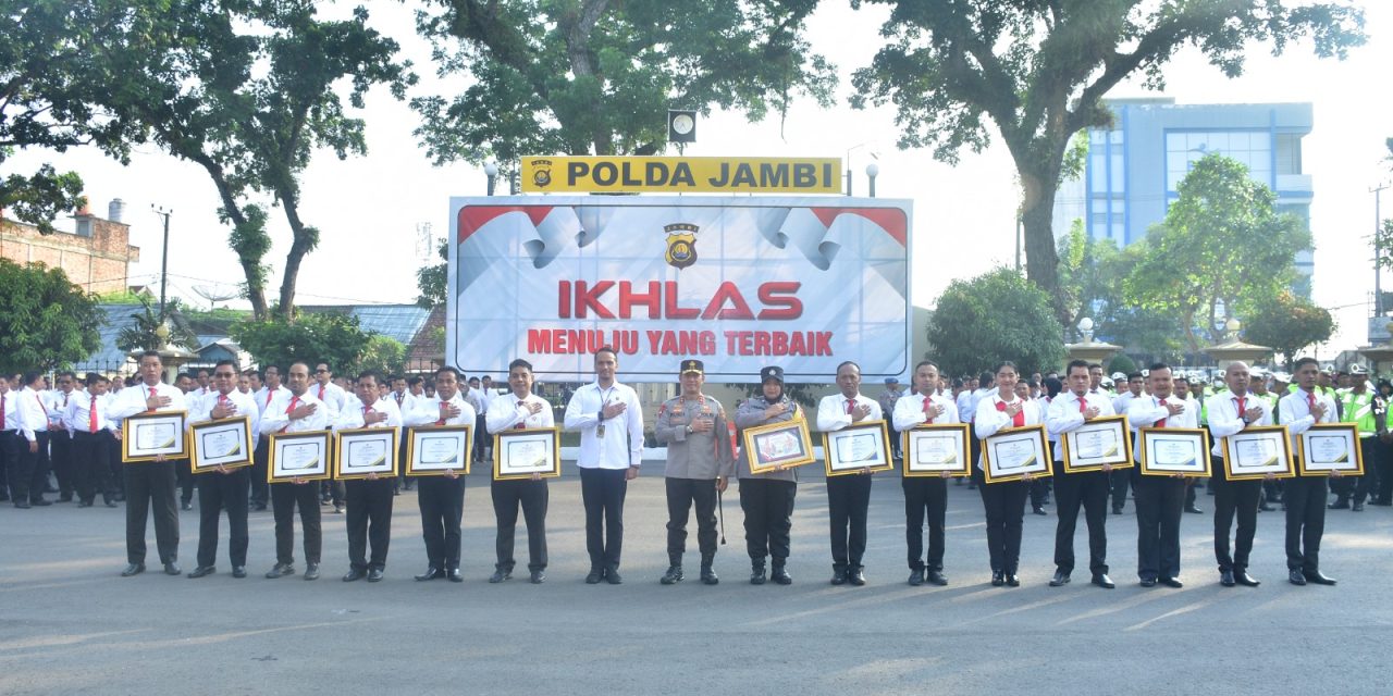 Kapolda Jambi Beri Reward Personel Berprestasi ” Terus Berbakti Untuk Negeri”