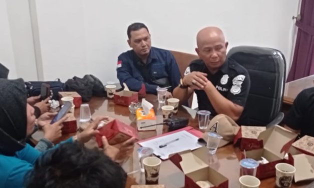 Kapolresta Jambi Kombes Pol Eko Wahyudi melalui Kasi Humas Polresta Jambi AKP Azwardi melaksanakan kegiatan Coffee Morning bersama Insan Pers Tahun 2023