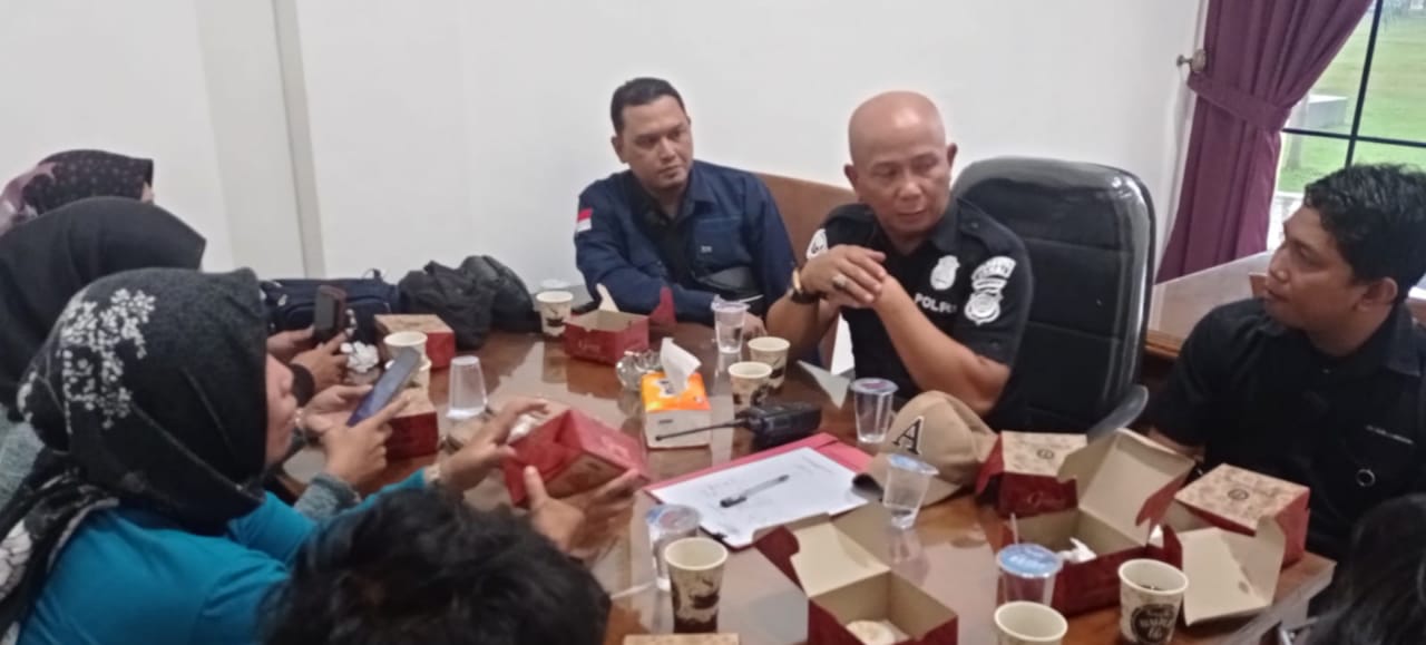 Kapolresta Jambi Kombes Pol Eko Wahyudi melalui Kasi Humas Polresta Jambi AKP Azwardi melaksanakan kegiatan Coffee Morning bersama Insan Pers Tahun 2023