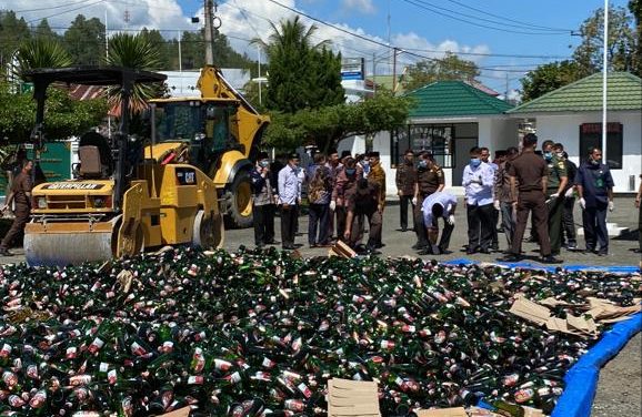 Kejari Sungai penuh Musnahkan Barang Bukti Minuman Keras Beralkohol