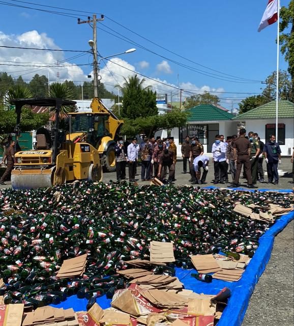 Kejari Sungai penuh Musnahkan Barang Bukti Minuman Keras Beralkohol