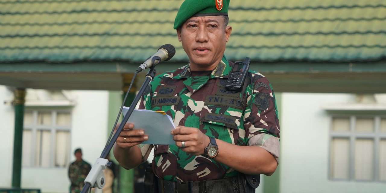 Kolonel Inf Ali Aminudin, S.E., M.M memimpin Upacara Bendera Bulanan Tanggal 17 November 2023 yang diikuti seluruh Prajurit dan PNS se-Garnizun Jambi