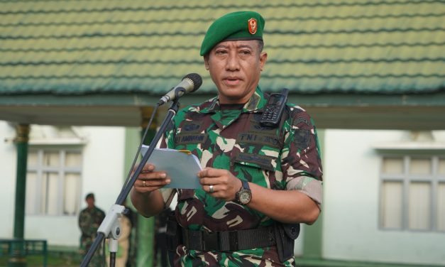 Kolonel Inf Ali Aminudin, S.E., M.M memimpin Upacara Bendera Bulanan Tanggal 17 November 2023 yang diikuti seluruh Prajurit dan PNS se-Garnizun Jambi