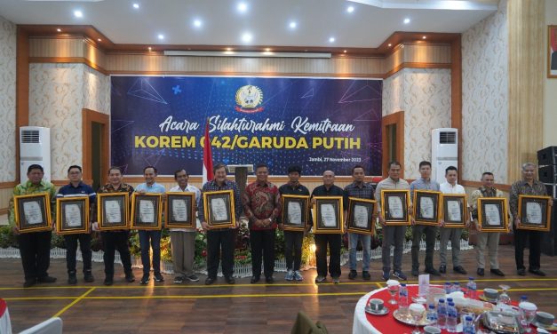 Sebagai ucapan terima kasih dan apresiasi, Brigjen TNI Supriono S.IP., M.M menggelar Acara Malam Silaturahmi Kemitraan Korem 042/Garuda Putih