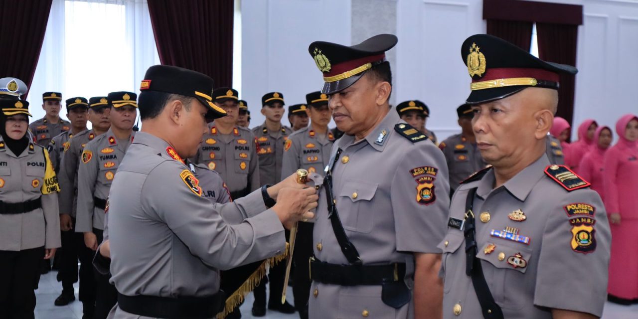 Kapolresta Jambi Pimpin Sertijab Kapolsek Kota Baru dan Penyerahan Tugas Kasat Tahti, Kasat Binmas Polresta Jambi.