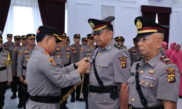 Kapolresta Jambi Pimpin Sertijab Kapolsek Kota Baru dan Penyerahan Tugas Kasat Tahti, Kasat Binmas Polresta Jambi.