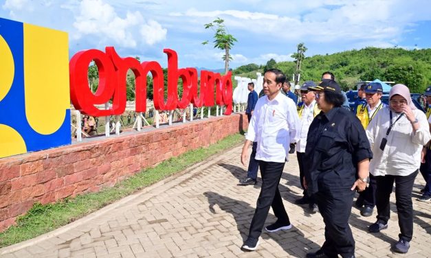 Tiba di Kota Kupang, Presiden Jokowi Sapa Warga di Kawasan Pantai Kelapa Lima