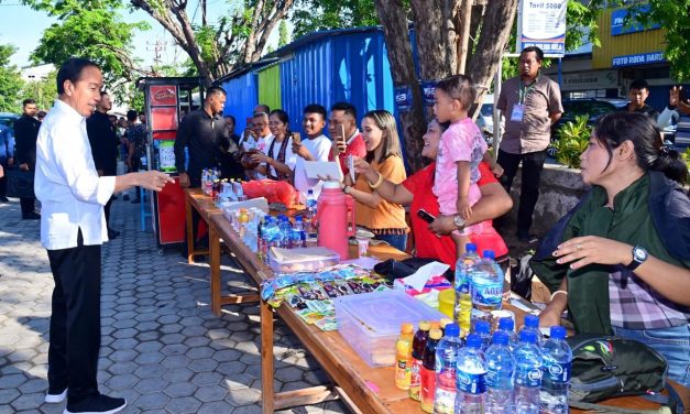 Kunjungi Pasar Oebobo, Presiden Sapa Masyarakat dan Cek Harga Kebutuhan Pokok
