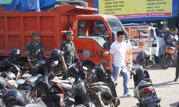 Danrem 042/Gapu Kolonel Inf Rachmad S.I.P meninjau langsung kegiatan pembersihan Pasar yang digelar Kodim 0415/Jambi.