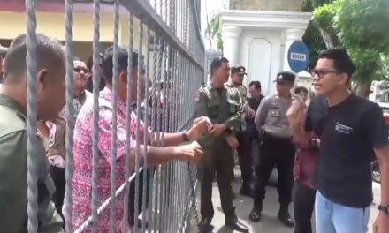 SEKJEN DPP LSM MAPPAN Hadi Prabowo gelar aksi demo didepan pintu masuk Kantor Pengadilan Negeri Jambi terkait perkara pernikahan gelap antara Tanoto Lim diduga melakukan pernikahan tanpa izin istri