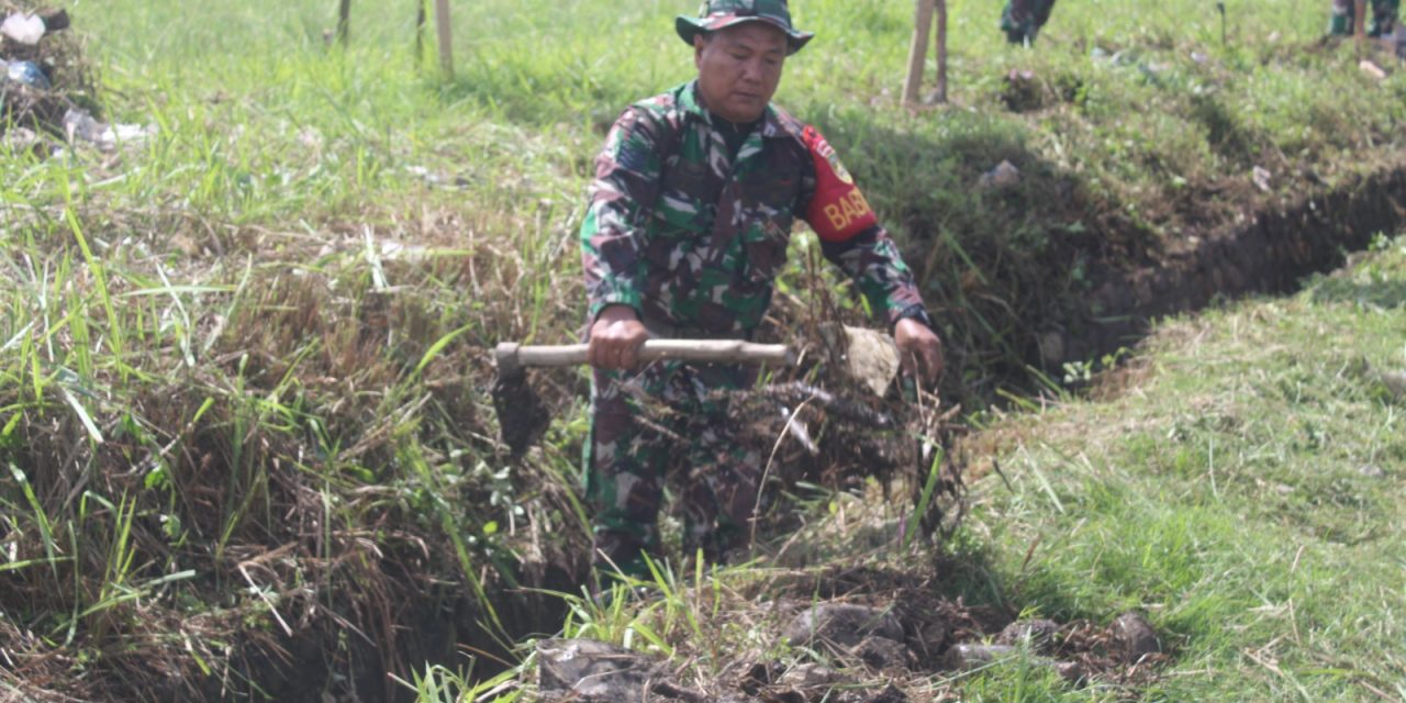 Hari Ketiga Rangkaian Karya Bakti TNI, Kodim 0420/Sarko Bersihkan Drainase