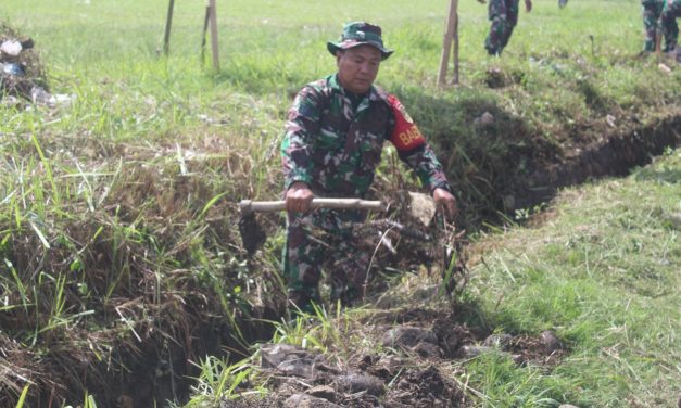 Hari Ketiga Rangkaian Karya Bakti TNI, Kodim 0420/Sarko Bersihkan Drainase