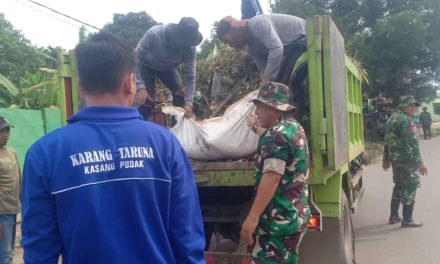 Jaga Kebersihan dan Keindahan, Anggota Koramil 06/Pijoan Bersihkan saluran air Parit Pasar tanjung nangko di Desa Kasang Pudak Tahun 2023