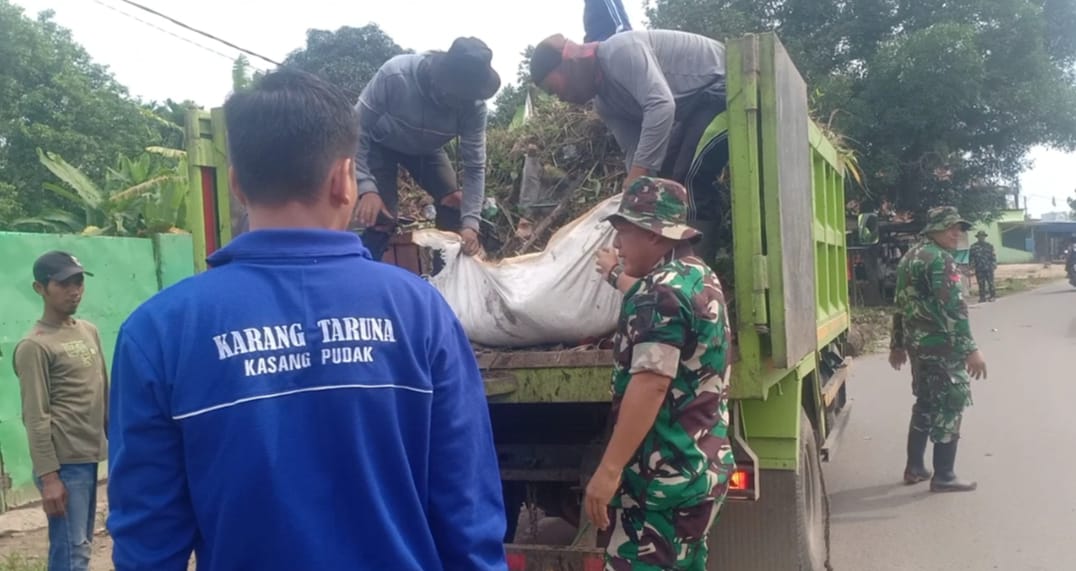 Jaga Kebersihan dan Keindahan, Anggota Koramil 06/Pijoan Bersihkan saluran air Parit Pasar tanjung nangko di Desa Kasang Pudak Tahun 2023