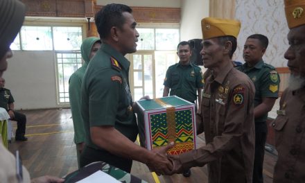 Danrem 042/GAPU Berbagi Dengan Veteran, Warakawuri dan Anak Yatim Piatu