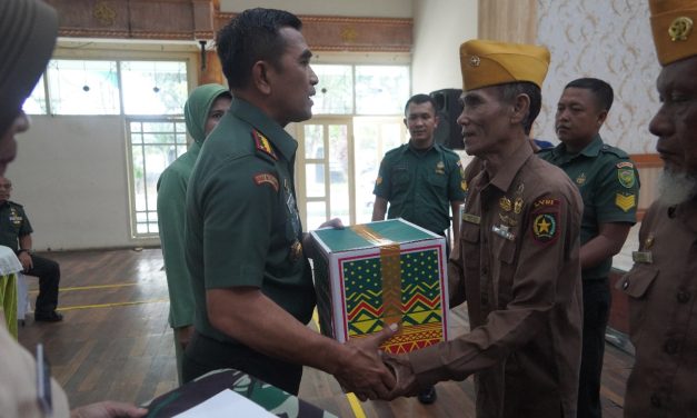 Danrem 042/GAPU Berbagi Dengan Veteran, Warakawuri dan Anak Yatim Piatu