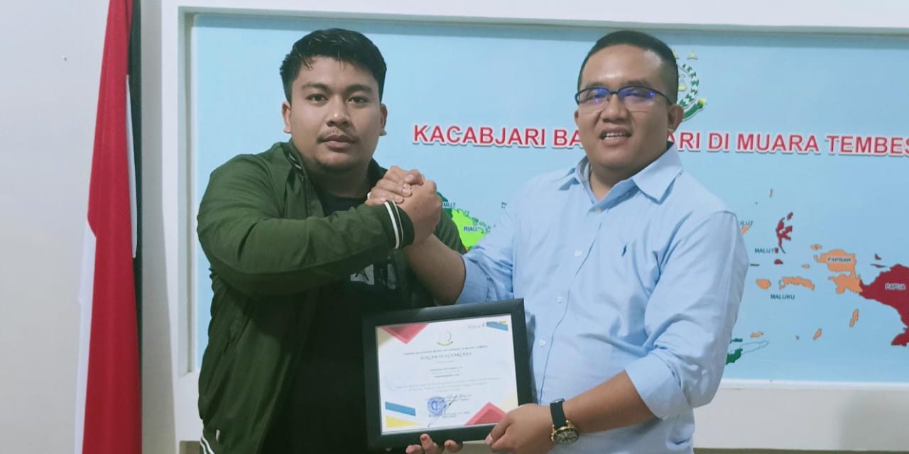 Kepala Cabang Kejaksaan Negeri Batanghari, M. Lukber Liantama, SH., MH, Berikan Piagam Penghargaan Kepada Pimpinan Redaksi Media Insipirasijambi.com